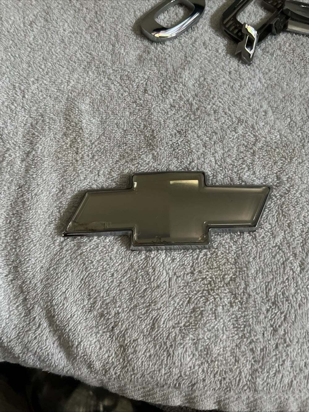 06 07 08 09 10 11 12 13 CHEVROLET IMPALA FRONT EMBLEM LOGO BADGE USED OEM A26976